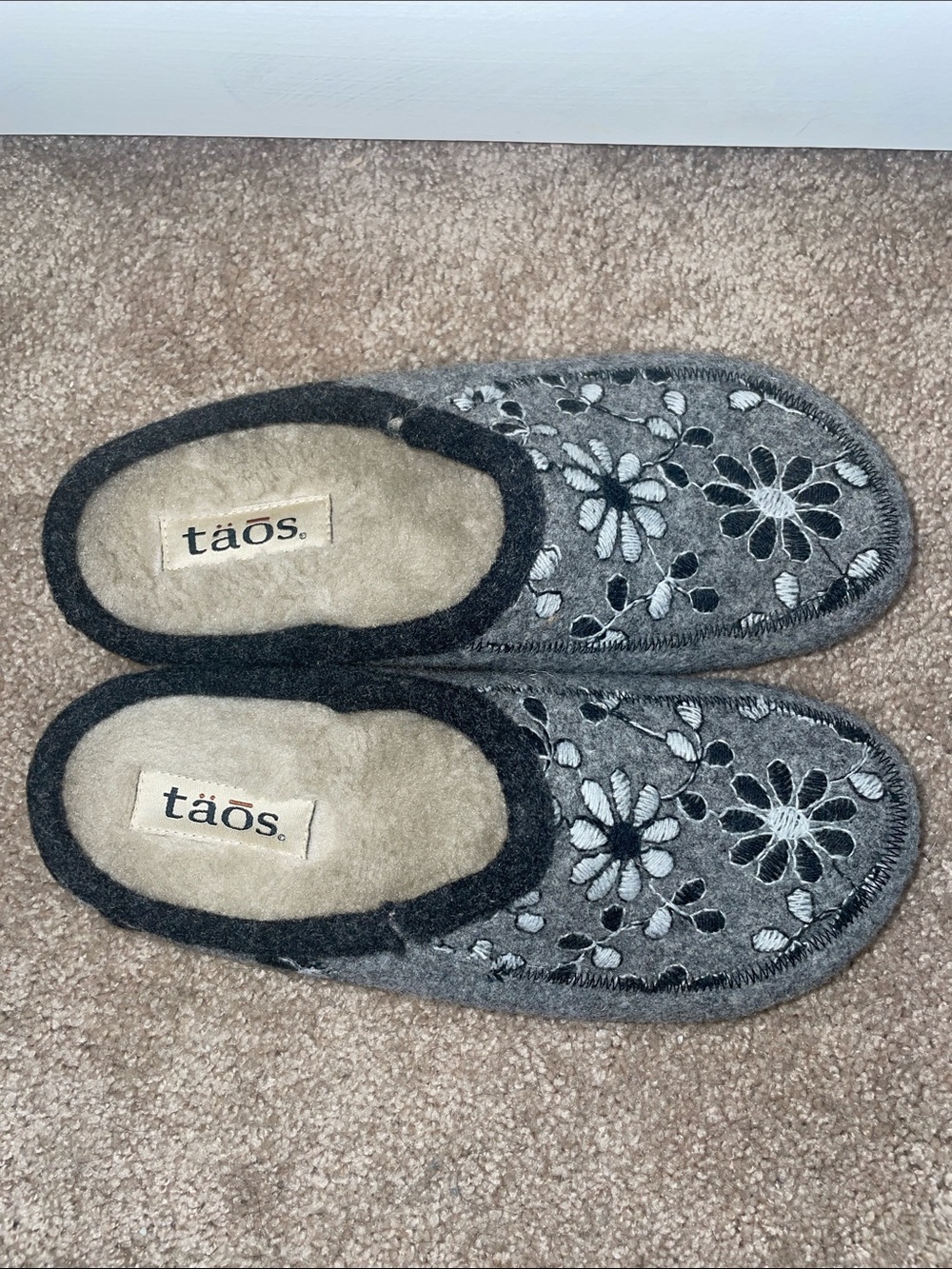Taos Woolderness 2 Grey Floral embroidered Felt Slip-On Clogs - Picture 3 of 9